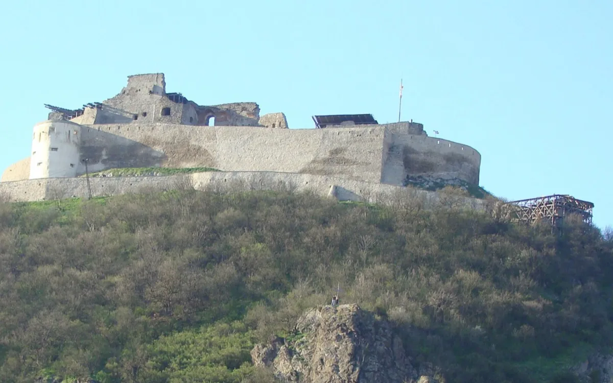 Cetatea Devei pe Dealul Cetății